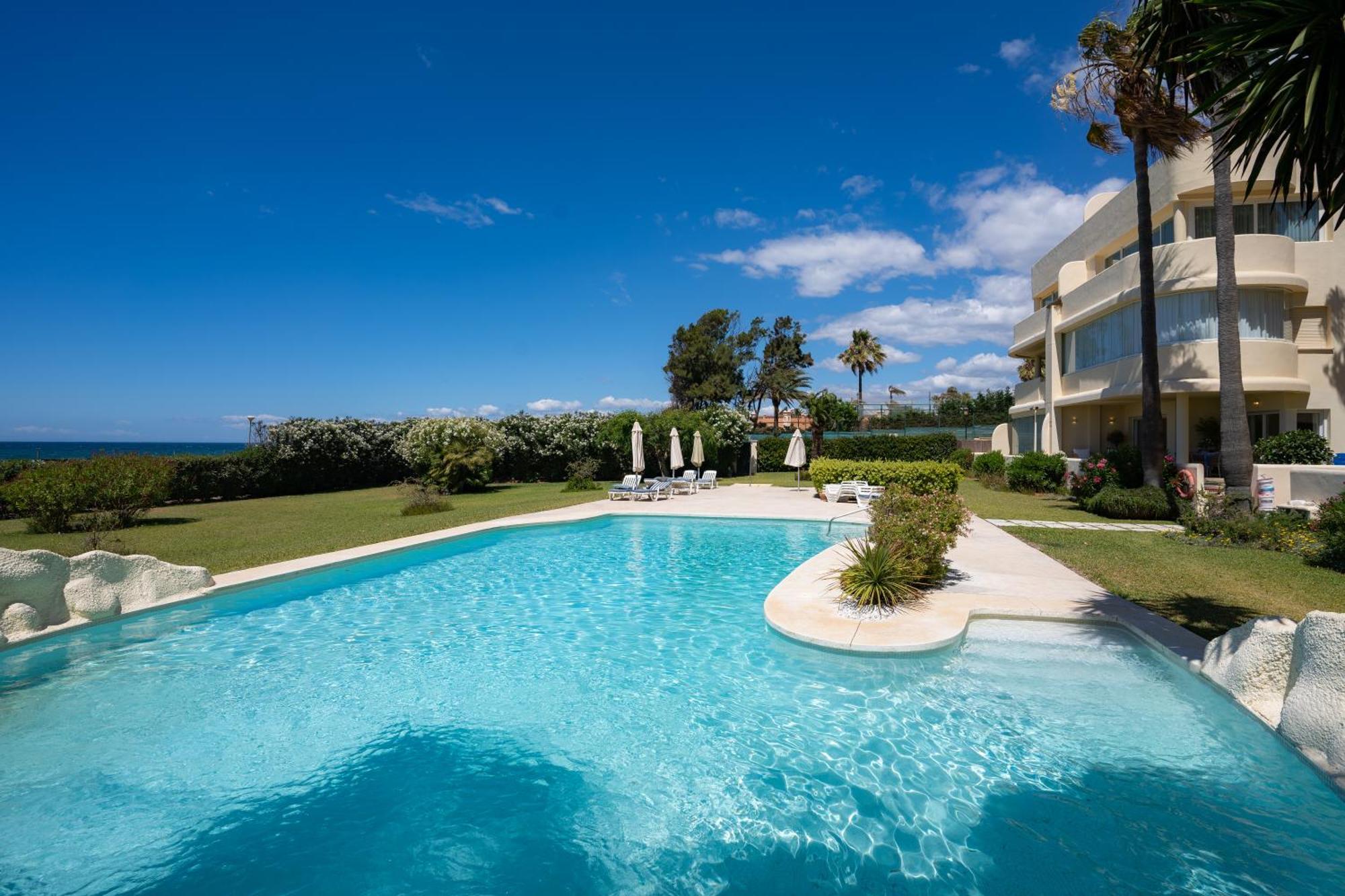 Beachfront Neptuno I, Complex,Views,Pool,Garden, Elviria Marbella Luaran gambar